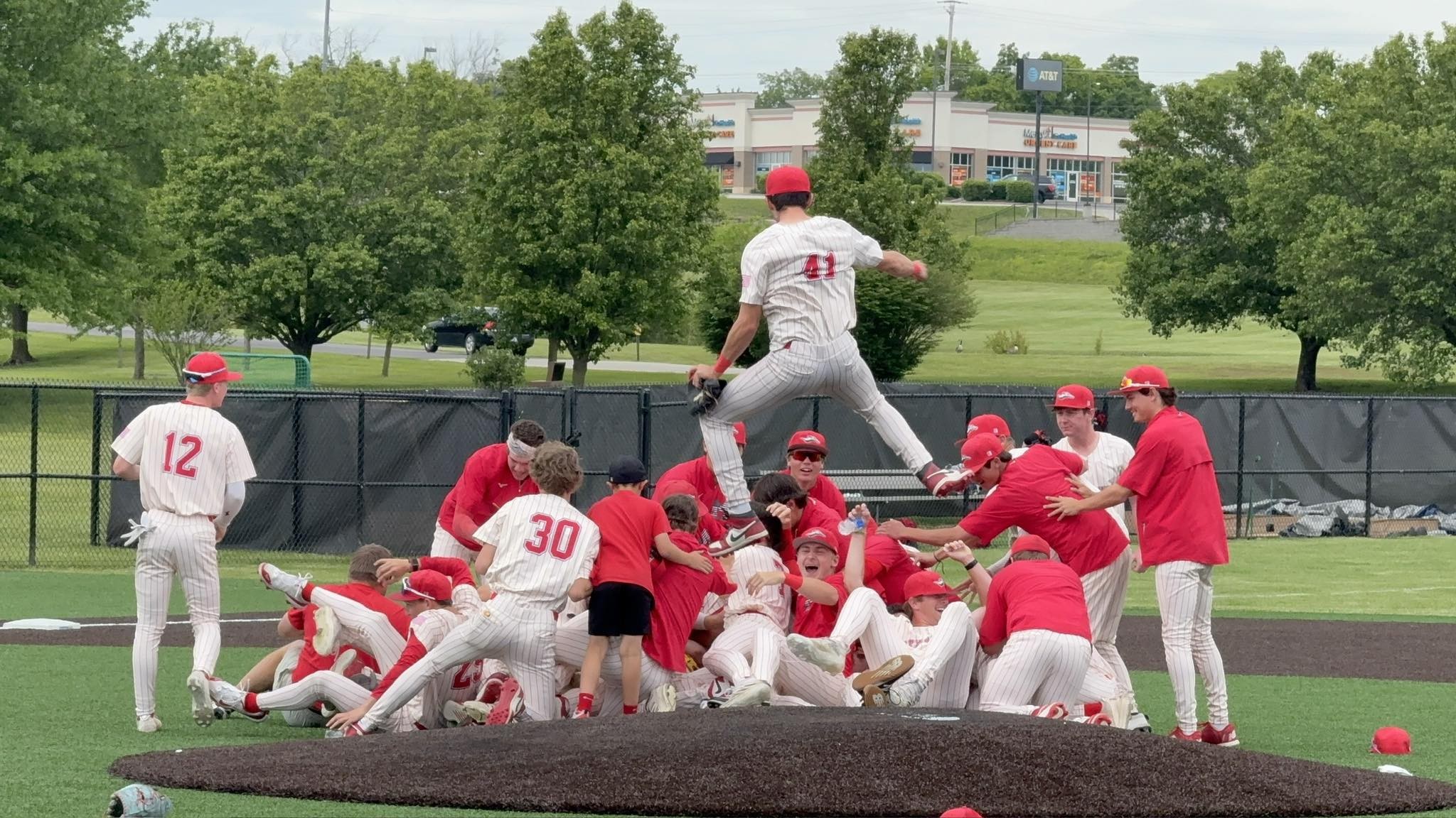 Greyhounds Claim Region 16 Championship, Sweep Major Postseason Honors